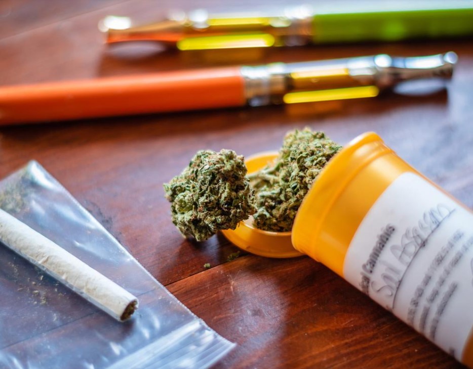 Study Cannabis for Chronic Pain Leads to Fewer Prescription Meds